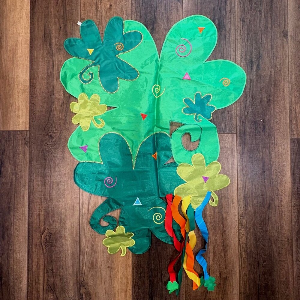 Shamrock-Shaped Nylon Garden Flag Tails 47" Long St Patrick 4 Leaf Clover Vintge
